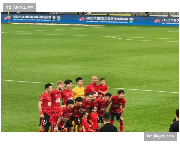 【2026年4月中超联赛·赛中·特写特写瞬间:成都蓉城外援前锋在数次突破无果后,沮丧地拍打草皮